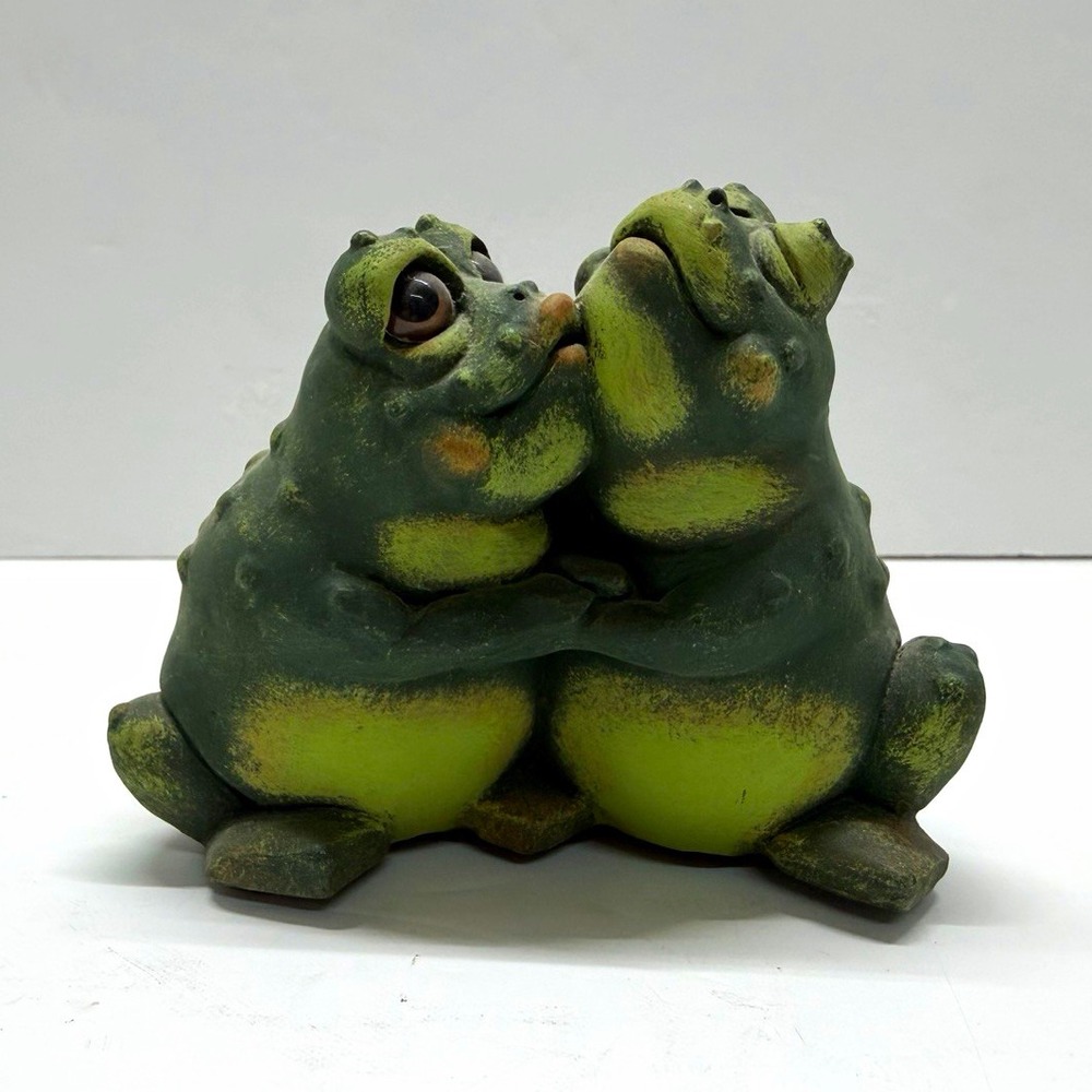 Pete Apsit 1993 Kissing Hugging Frogs Toads Ceramic Figurine Vintage Love Green